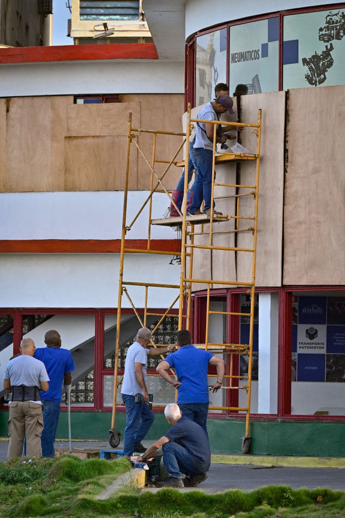 Mientras 
<b><a href="https://www.univision.com/local/miami-wltv/noticias/elecciones-en-estados-unidos-2024/elecciones-en-eeuu-2024-en-vivo-harris-trump-martes-5-de-noviembre-dia-de-elecciones-presidenciales" target="_blank">en Estados Unidos elegían a su presidente</a></b>, en Cuba, trabajadores salieron a las calles a intentar proteger sus negocios y propiedades de los potentes vientos del huracán Rafael.