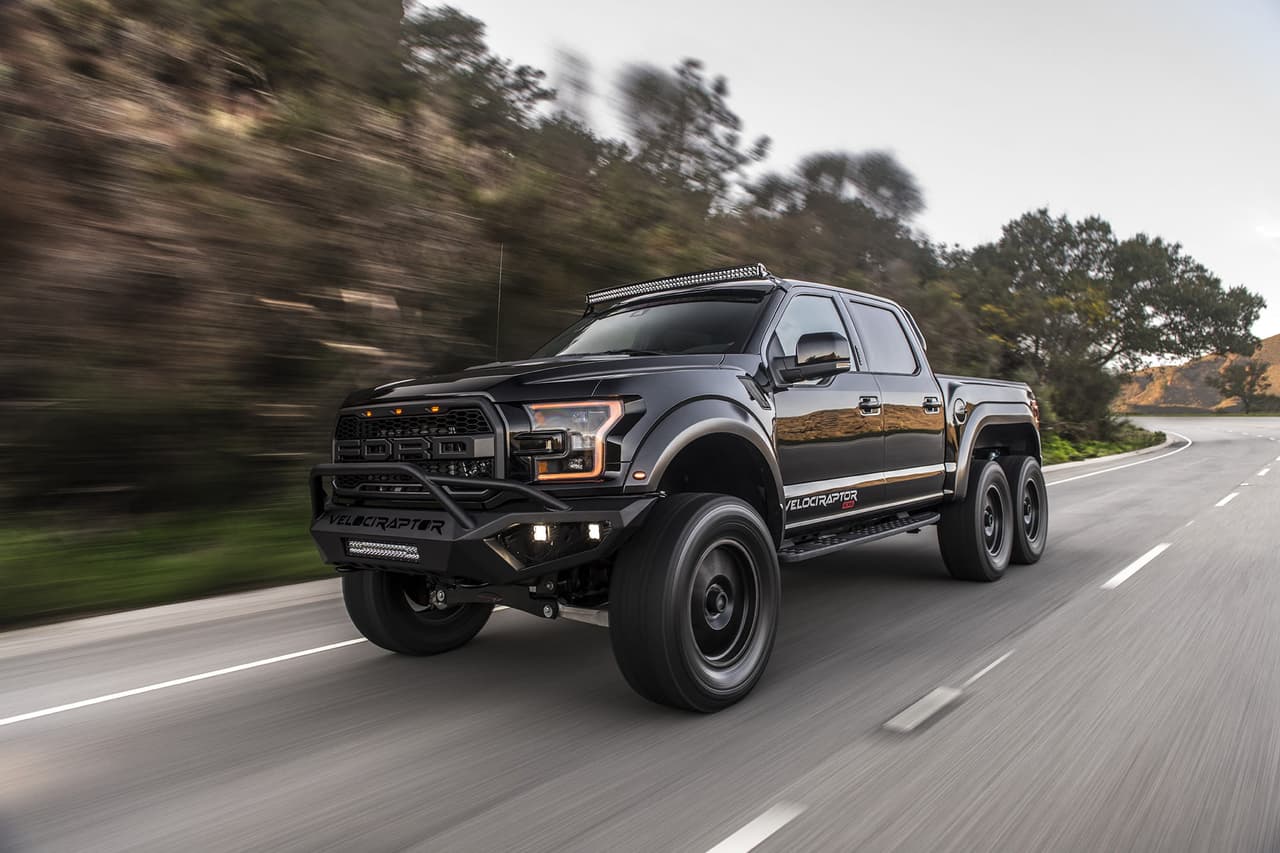 Esta poderosa versión de la 
<b><a href="https://www.univision.com/noticias/camionetas-pick-ups/mejoraron-lo-inmejorable-ford-f-150-raptor-2019-fotos">Ford F-150 Raptor</a></b> es llamada Hennessey VelociRaptor 6x6 y está disponible para los modelos 2017-2018.
