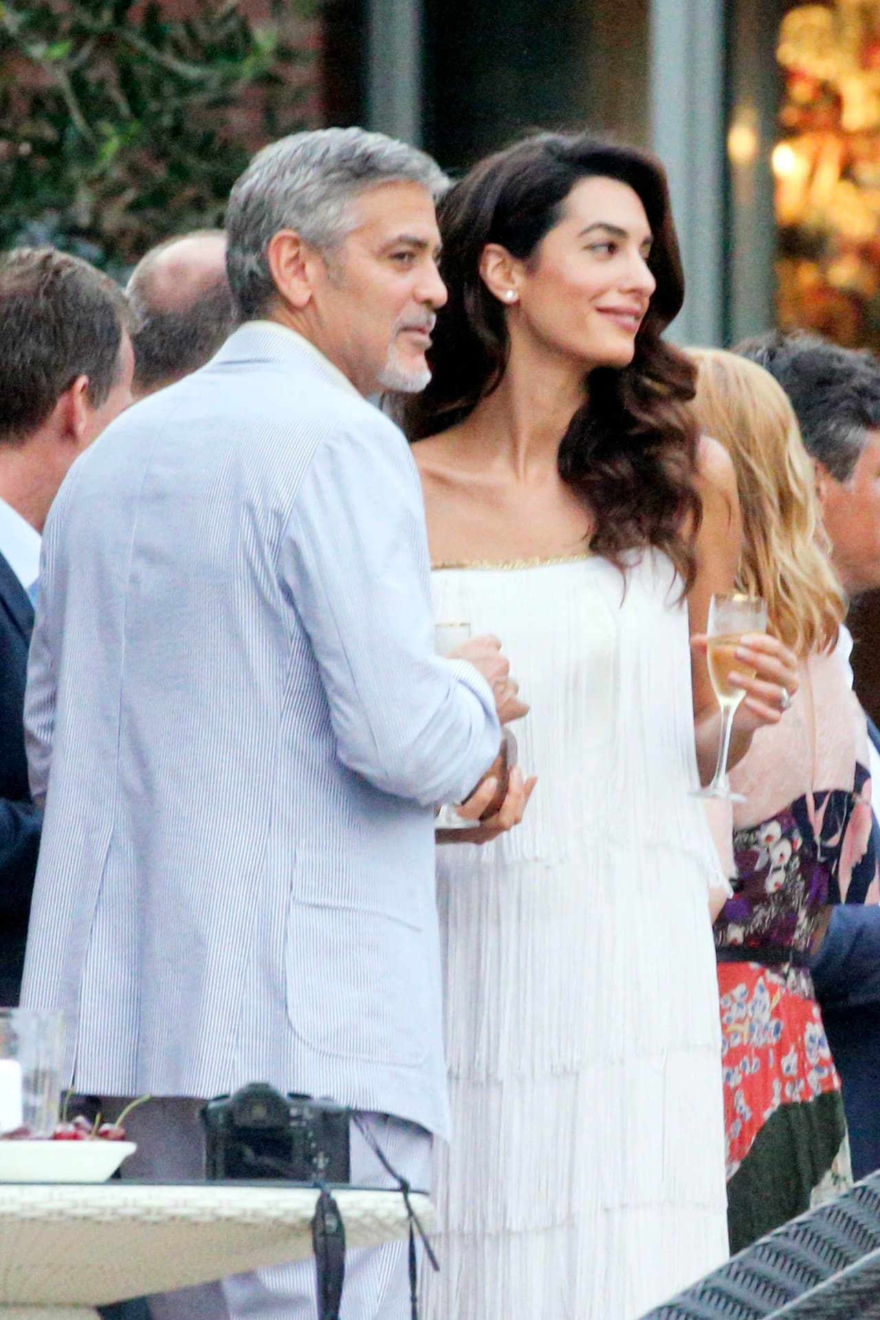 ¿Será que debajo de él esconde una pancita de embarazo?