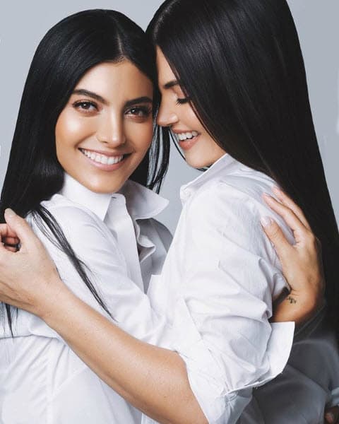 La primera en la lista es su hija Marielena Dávila: "Somos mejores y más fuertes como mujeres cuando entre todas nos apoyamos, cuando vemos lo mejor en cada una de nosotras y lo celebramos. Quiero empezarles a compartir lo que para mí son 'Mujeres over the top', mujeres que se han convertido en una gran referencia, que me inspiran y motivan, qué mejor que empezar esta nueva sección que hablando de mi hija @marielena", escribió en la red social junto a esta imagen.