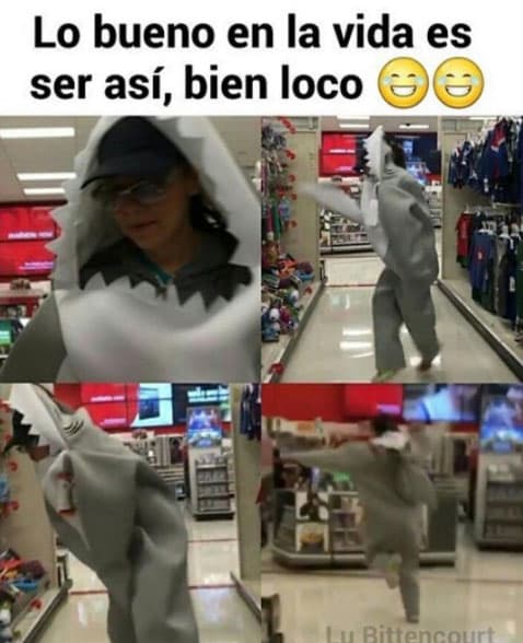 En un supermercado se puso a correr con este disfraz de tiburón.
