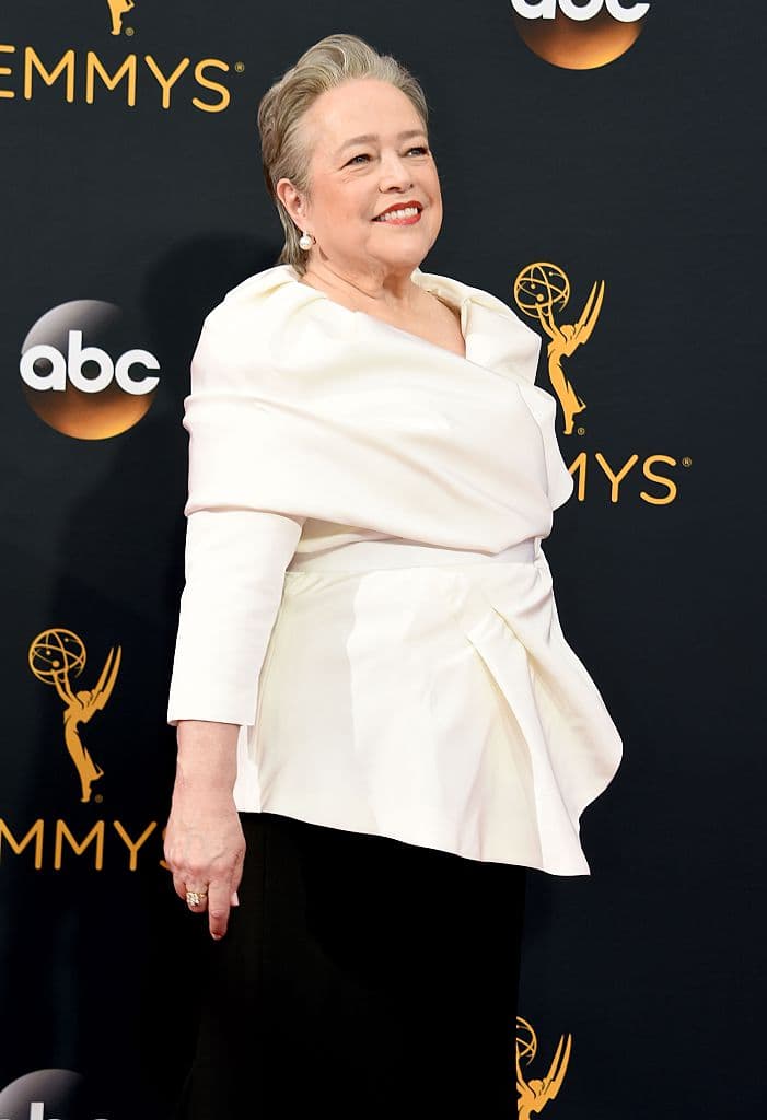 Si tienes canas y quieres lucirlas imita el look de la famosa actriz 
<a href="http://www.imdb.com/name/nm0000870/?ref_=nv_sr_1">Kathy Bates.</a> Ella deja claro que se es guapa a cualquier edad.
<br>