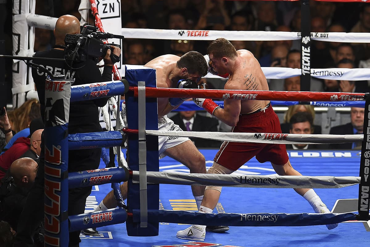 En el segundo round, Rocky Fielding continuó su estrategia de esperar desde las cuerdas para atacar al mexicano, pero sufrió otra caída fruto de los golpes de Canelo.