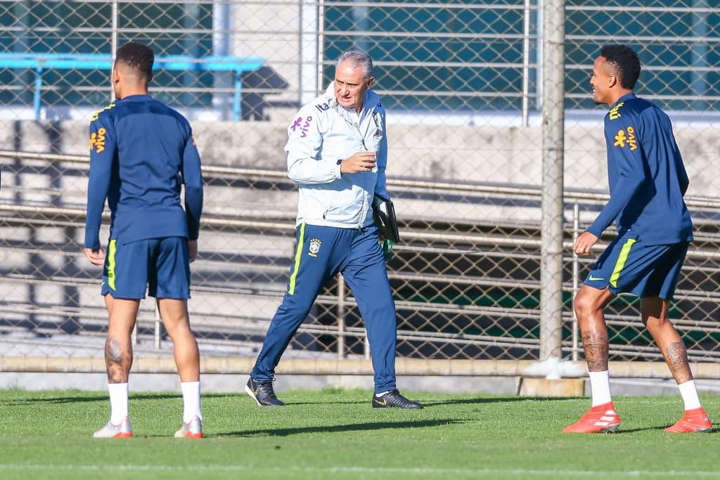 Brasil, además de la obligación como país sede, y todos su blasones, tiene la urgencia de recuperar el prestigio en la contienda continental, luego de que ganaran en 2007 la Copa América por última vez; en 2011 y en 2015, sucumbieron en la etapa de Cuartos de Final, ni más ni menos que, con Paraguay, el rival en turno este jueves. En 2016 la Canarinha ni siquiera pasó de la fase de grupos. Con esto en mente, el equipo plagado de estrellas, dirigido por Tite, cerró con fuerza su práctica final antes de volver a verse las caras con su modesto pero incómodo rival y vecino geográfico.