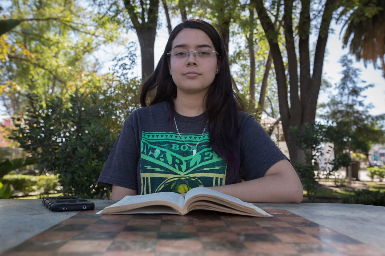 <b>Mayra Medina, 18 años, Tecate. </b>Esta estudiante que nos encontramos en Tecate votará el 1 de julio por primera vez pero aún no sabe por quién lo hará. Ella dice que sus amigos tampoco han tomado una decisión. “Me dicen que no saben, que es algo que no les interesa; se les hace aburrido”, señala.
<br>