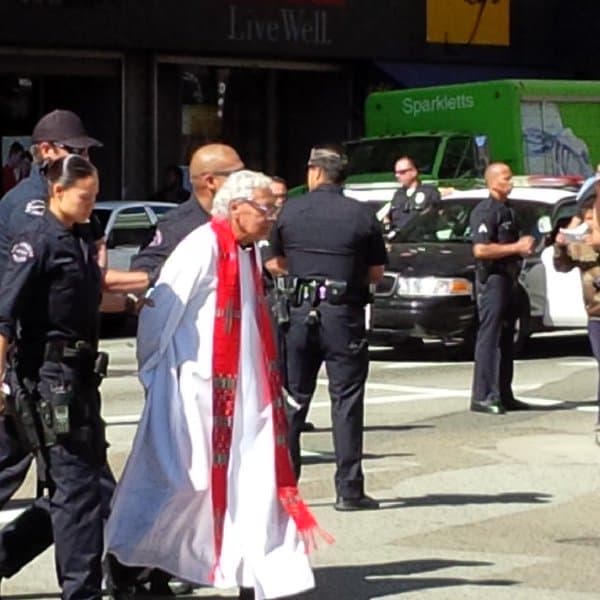 Arrestan a religiosos en una protesta contra las deportaciones en Los Ángeles