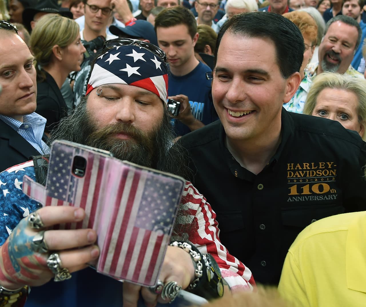Un simpatizante de Scott Walker se hace un selfie con el candidato