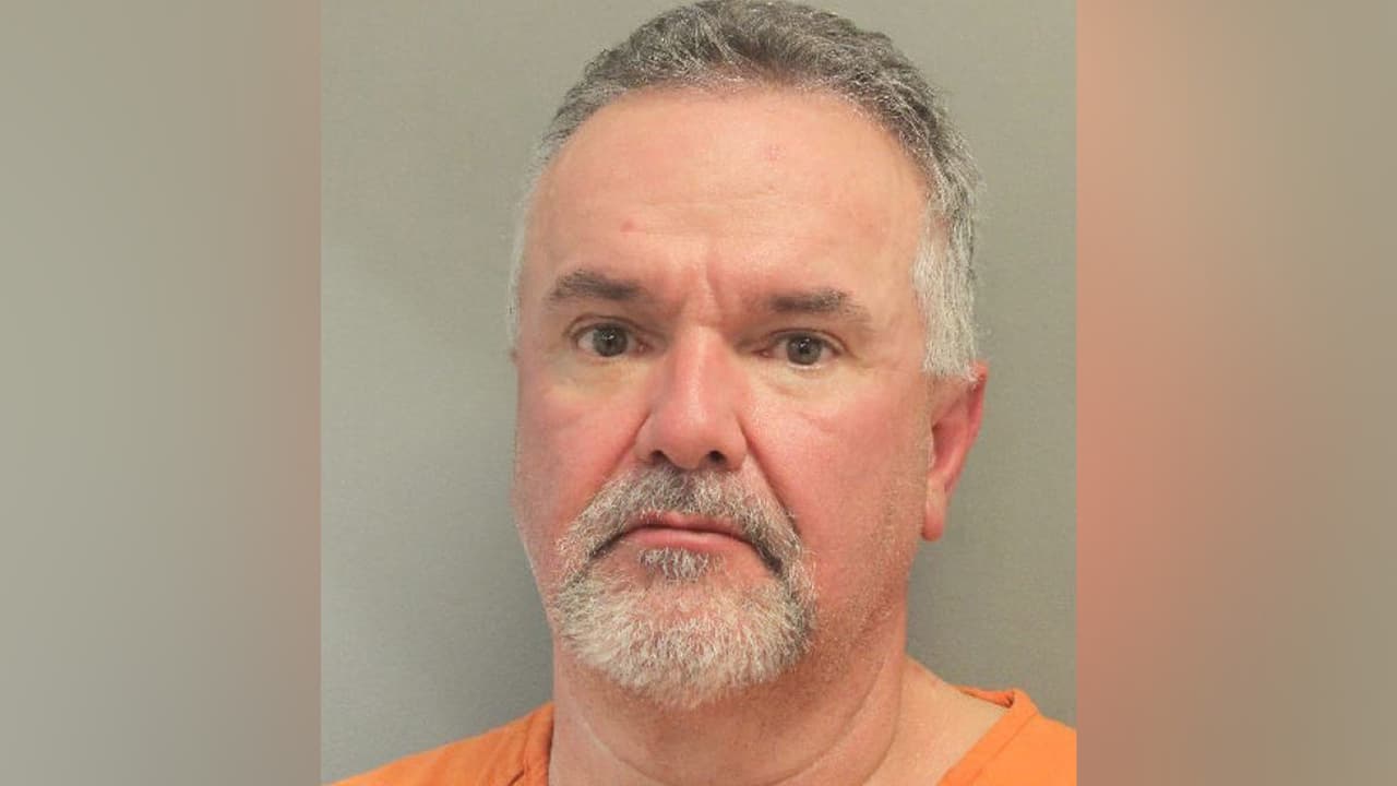 John Thomas Spivey, es sospechoso de conducir bajo la influencia del alcohol y de posesión de un arma.