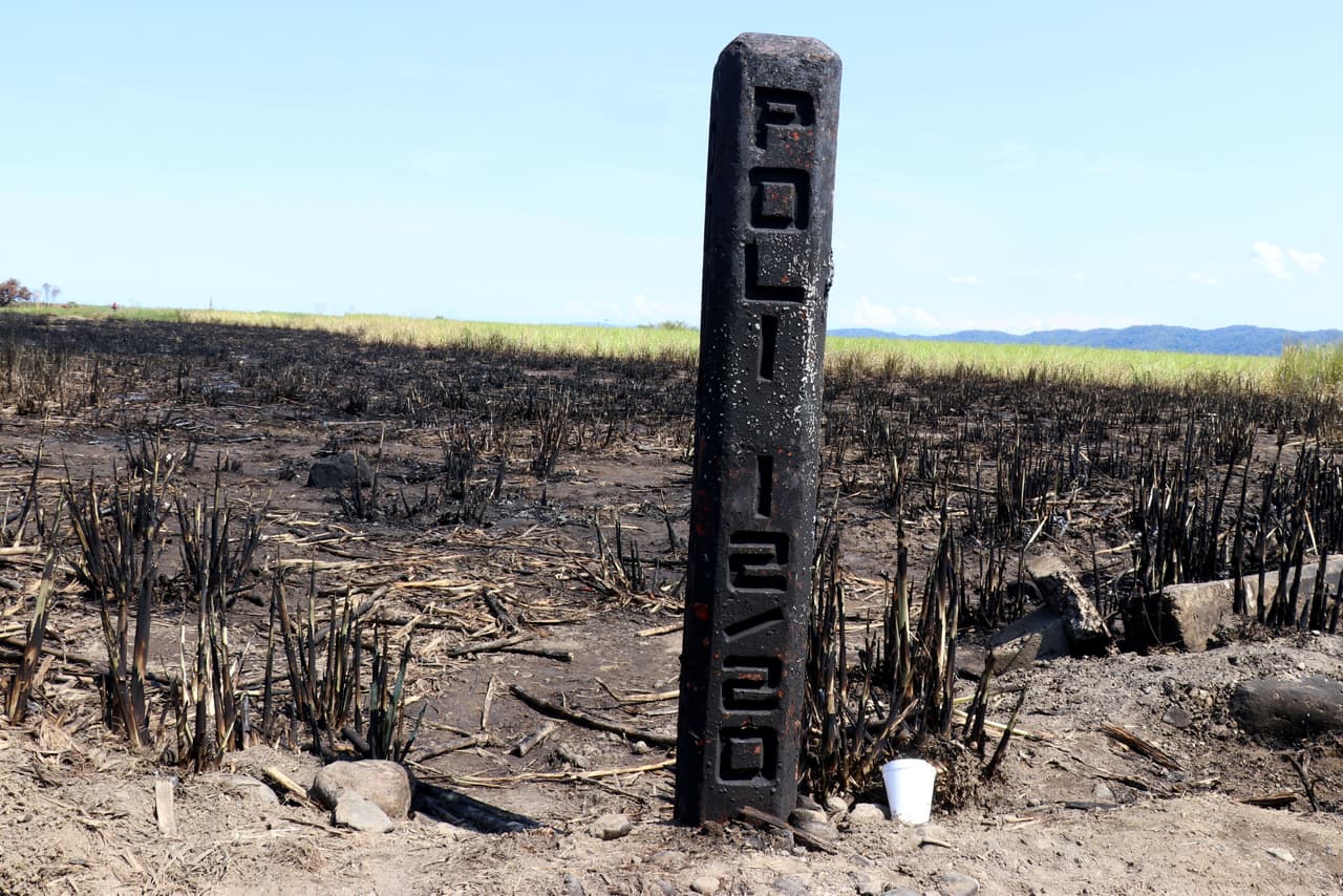 Según medios locales, los presuntos ladrones de combustibles huyeron del lugar porque la toma de combustible se salió de control y fueron otras personas que transitaban por el lugar las víctimas del incendio. (Iván Sah/Reuters)
