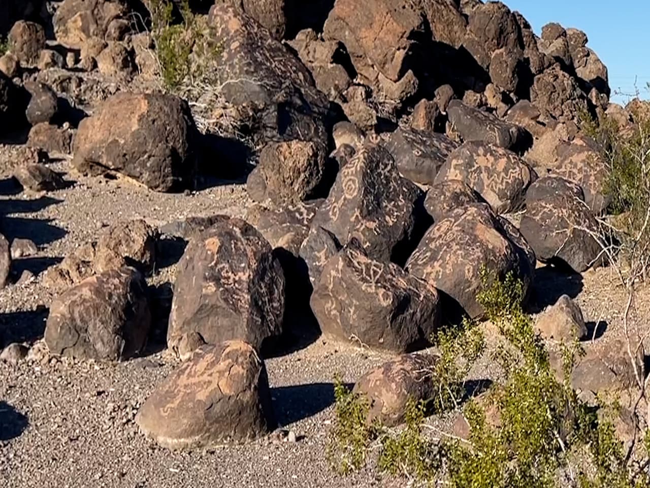 Adyacente al Painted Rock Petroglyph, hay un área de campamento cuenta con mesas de pícnic, parrillas, aros de acero para fogatas y baños.