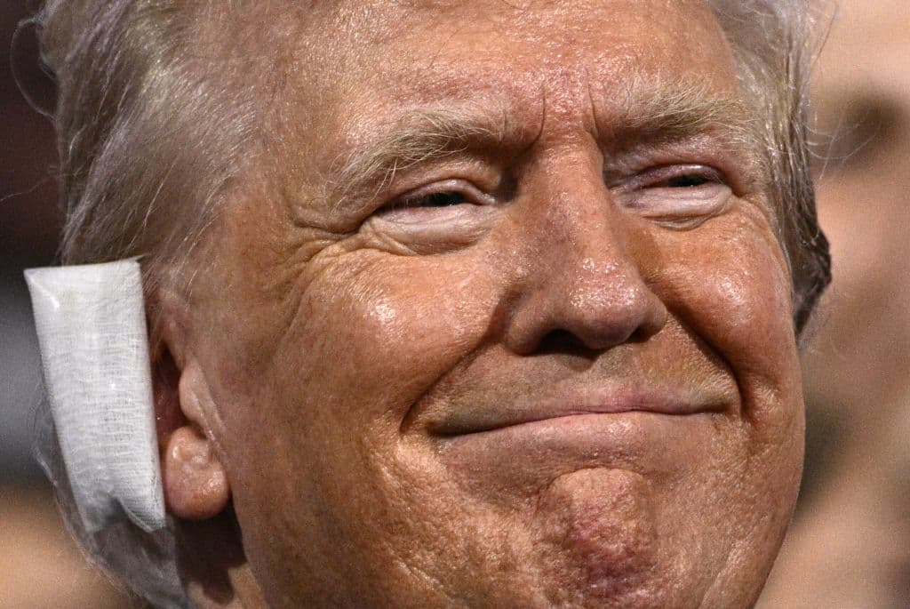 Donald Trump asistió al primer día de la Convención Nacional Republicana luciendo una venda en su oreja tras el intento de asesinato sufrido.