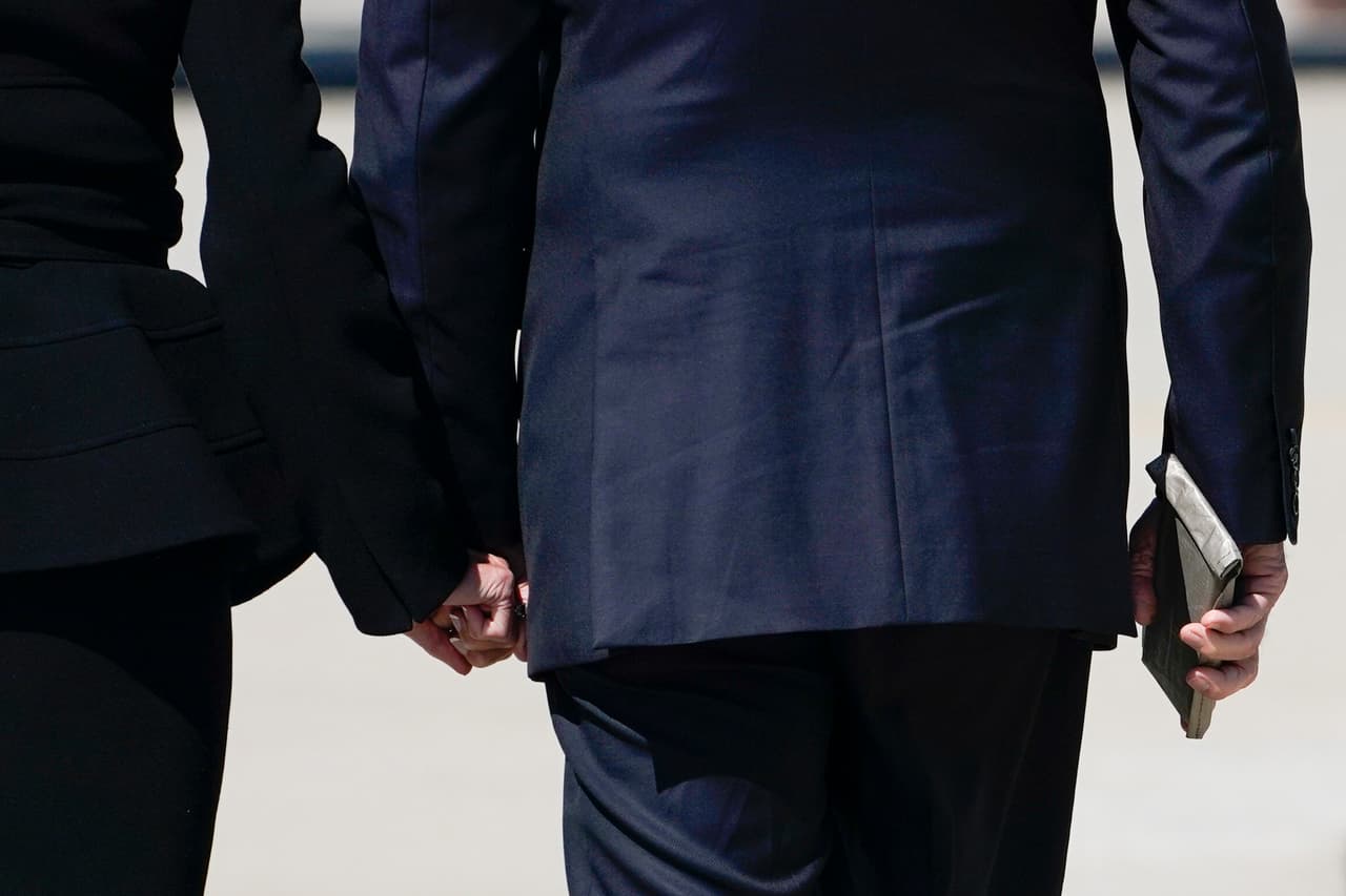 Los Biden se toman la mano mientras se dirigen al Monumento Nacional del Vuelo 93 en Shanksville para conmemorar el vigésimo aniversario de los ataques terroristas del 11 de septiembre de 2001.