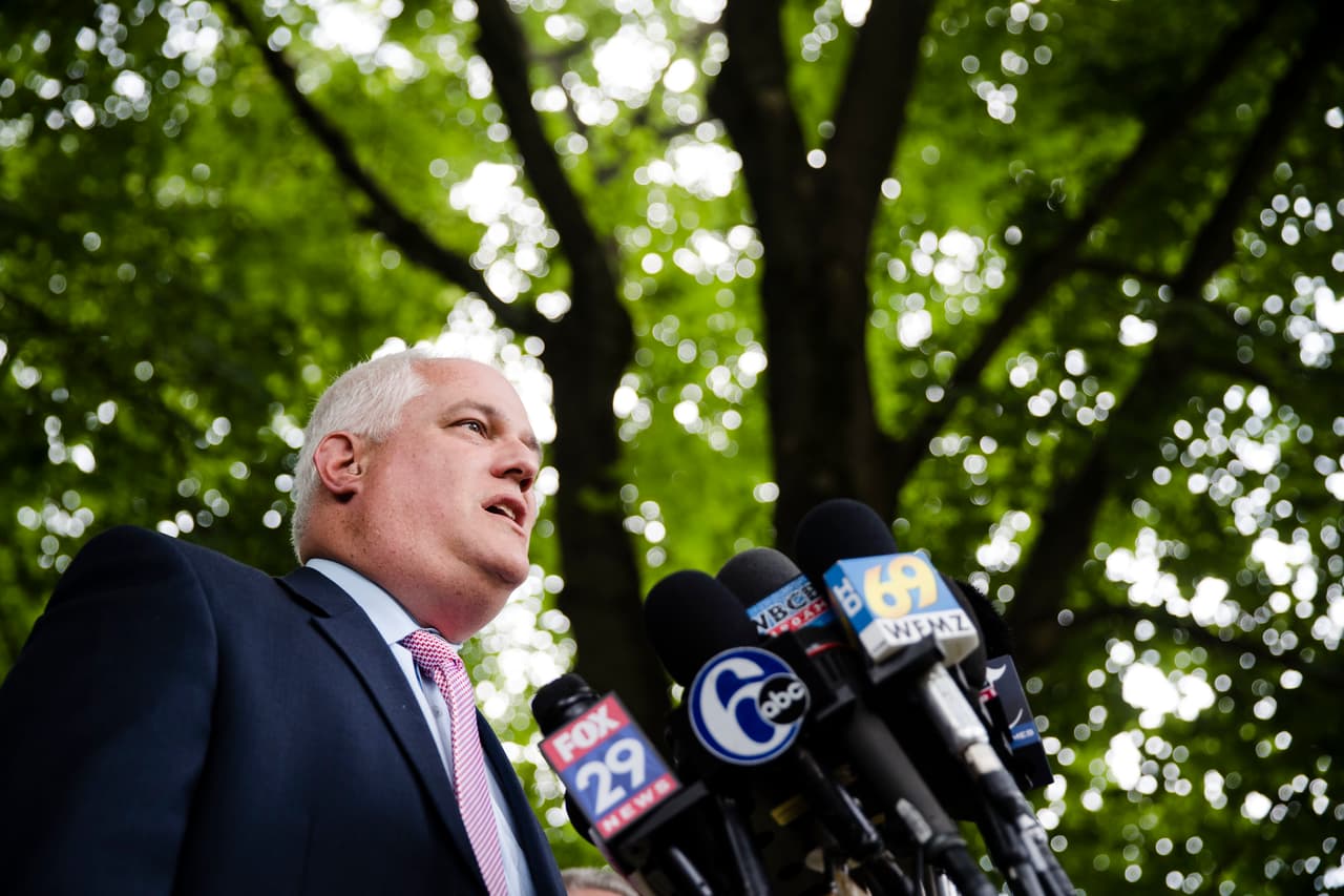 El fiscal informó del arresto de un joven de 20 años, Cosmo DiNardo, quien presuntamente había ofrecido vender un carro a uno de los desaparecidos. Pero el carro sigue en una de las propiedades de su familia. Las autoridades dijeron que estudian presentar cargos de homicidio contra DiNardo.