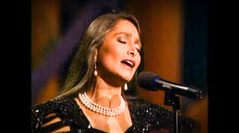 Además de ser anfitriona de esa noche, Daniel Romo interpretó 'Duele' de su octavo álbum de estudio 'Amada más que nunca'.