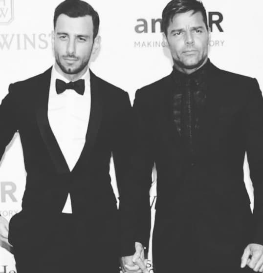 En sus redes sociales Ricky compartió esta foto para hacer público su compromiso y desde ese momento las cosas han ido mejor.