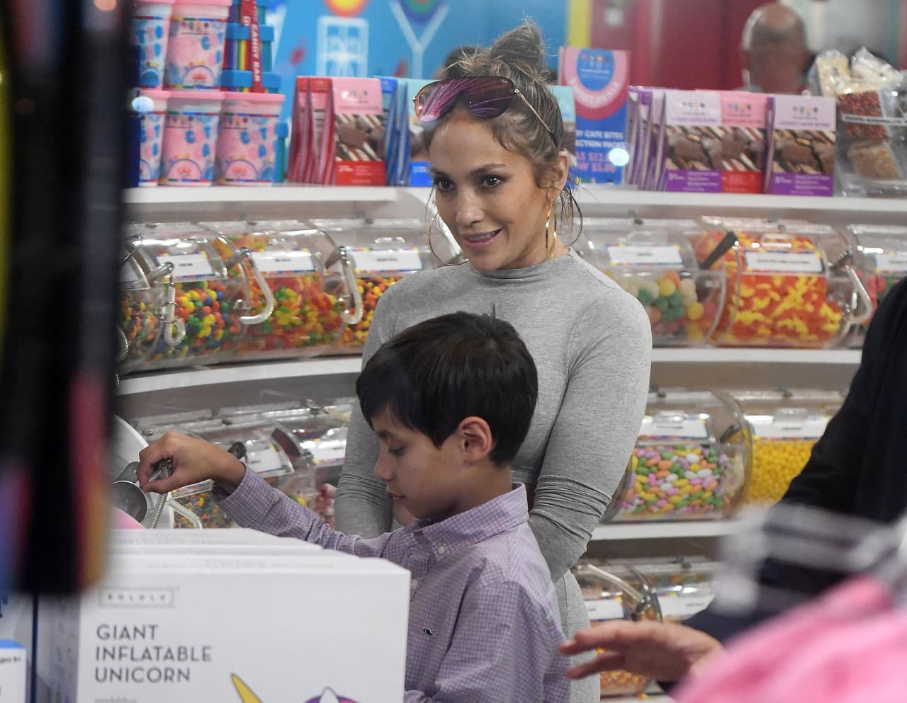 En su recorrido por la tiendas, no podían dejar de entrar a Dylan's Candy Bar, una tienda que se especializa en dulces y chocolates.
<br>