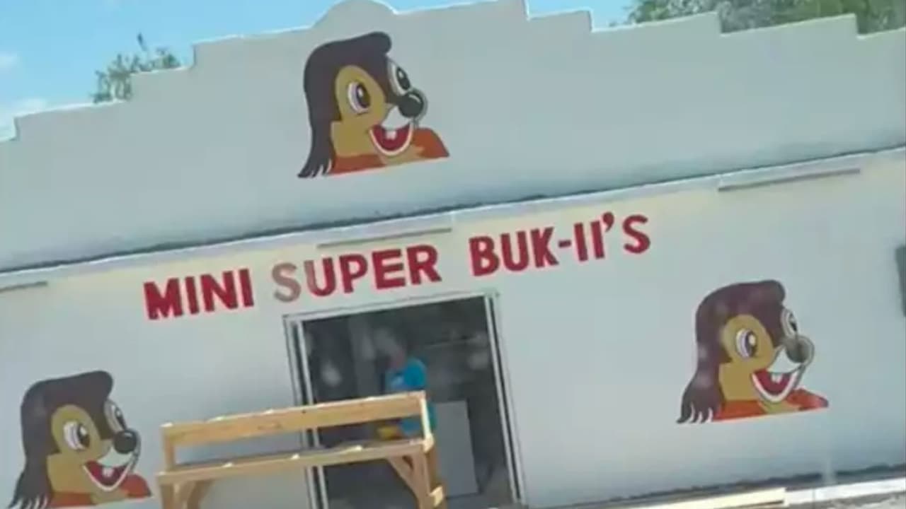 Fachada de la tienda Buk-ii´s en la ciudad de Matamoros, México.