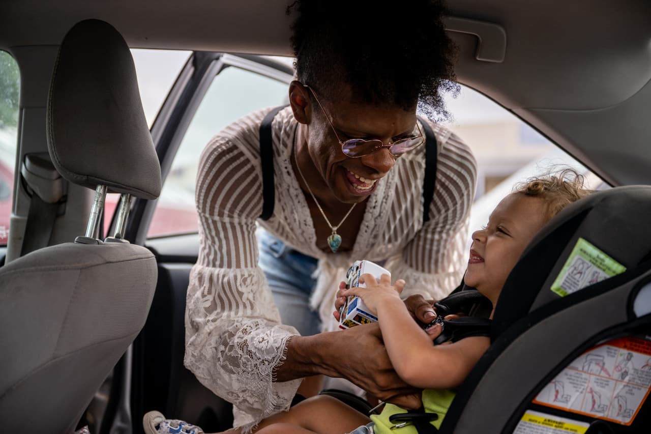 Los padres y cuidadores de menores de edad 
<b>pueden programar una revisión gratuita del car seat ingresando su código postal en SaveMeWithASeat.org.</b>