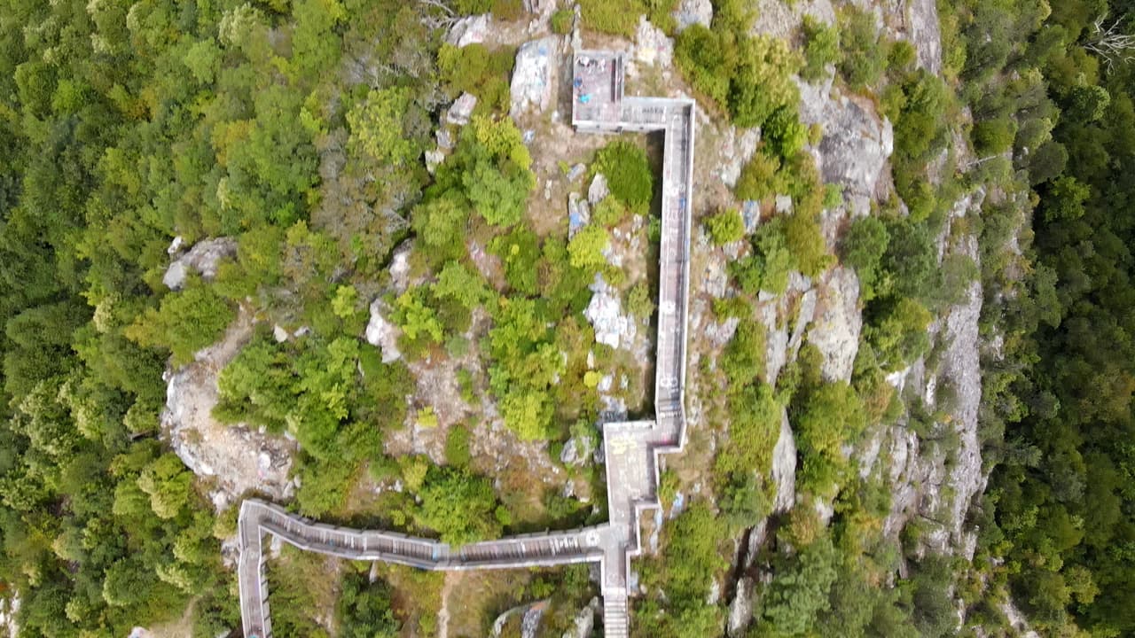 La plataforma está a 3.424 pies de altura.