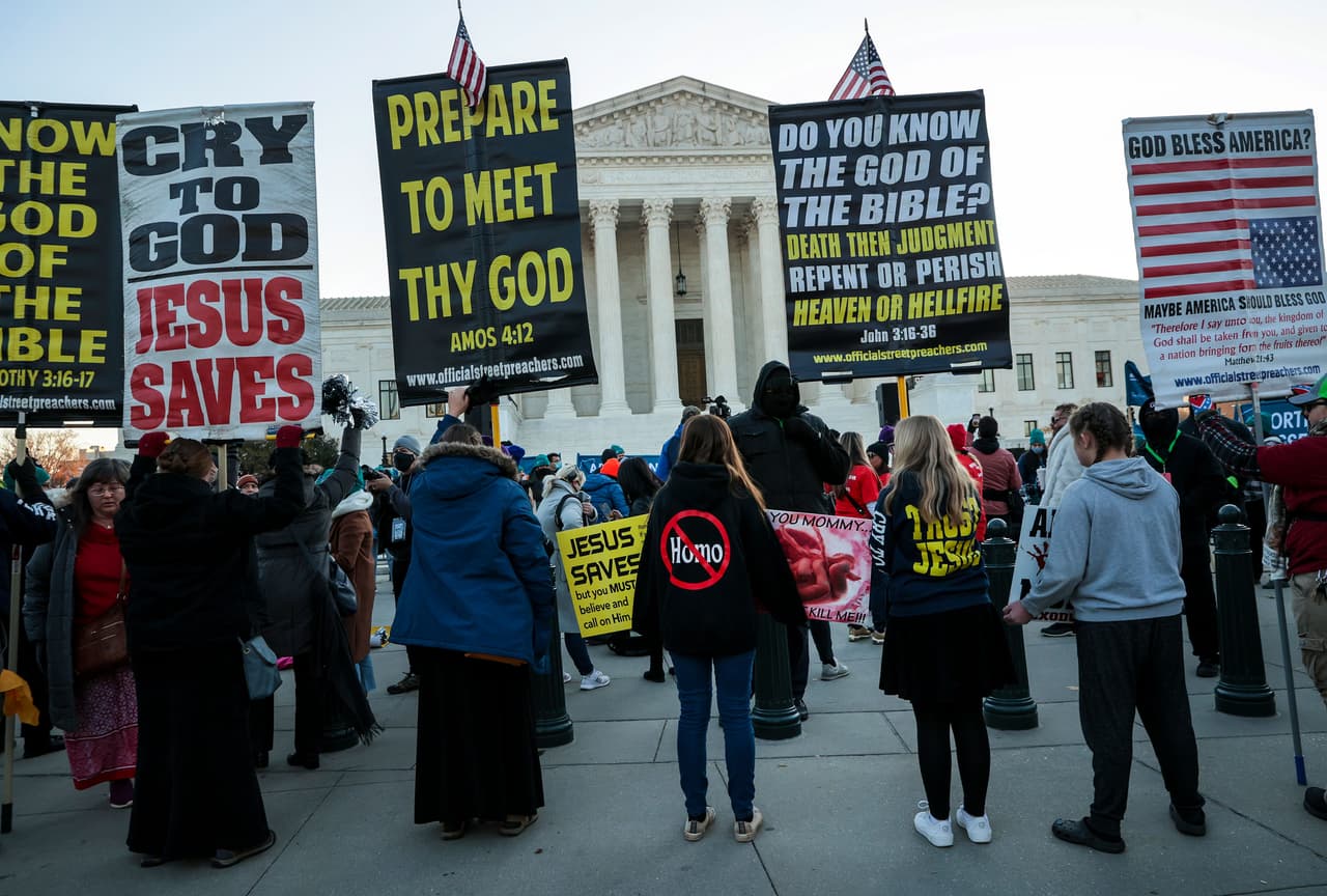 <b>“¿Conoces al Dios de la Biblia? Muerte, luego juicio, arrepentirse o perecer. Cielo o fuego del infierno”</b>, se lee en este mensaje de un manifestante antiaborto.
<br>
<br>La Organización de Salud de la Mujer de Mississippi argumenta que las afirmaciones de que el aborto no tiene base en el texto constitucional ya fueron consideradas y rechazadas por el máximo tribunal hace casi 30 años.
<br>