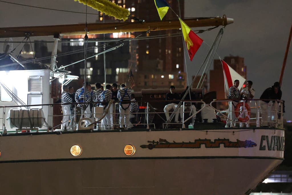 Por su parte, la Secretaría de la Marina de México, explicó en
<b><a href="https://x.com/SEMAR_mx/status/1923907149178032631" target="_blank">un comunicado que colgó en la red social X</a></b>, que "durante
<b> la maniobra de zarpe</b> del velero Cuauhtémoc en Nueva York, se registró
<b>un percance con el puente de Brooklyn </b>que provocó daños al Buque Escuela, impidiendo por el momento la continuación del crucero de instrucción".