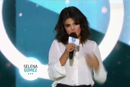 La cantante se dejó ver súper linda con un atuendo muy sencillo.