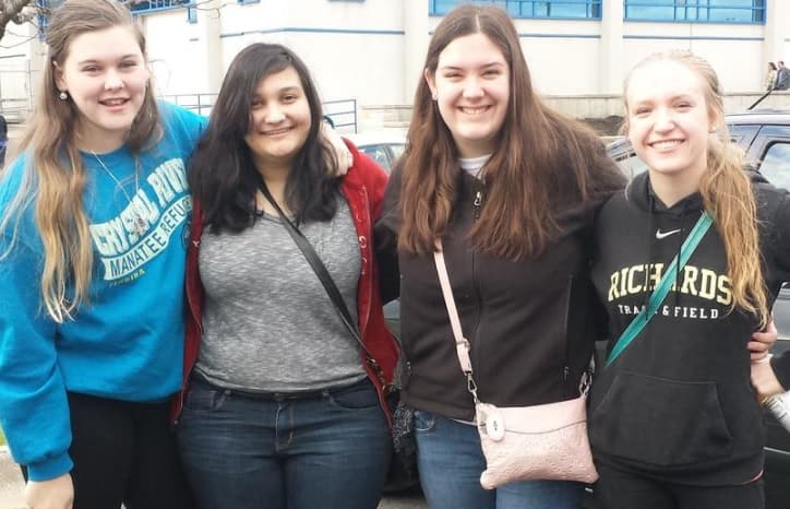 En las redes sociales había muchas fotos de chicas y chicos que asistirían al evento.