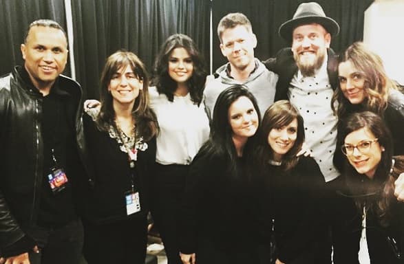 Tras bambalinas la más sonriente fue Selena.