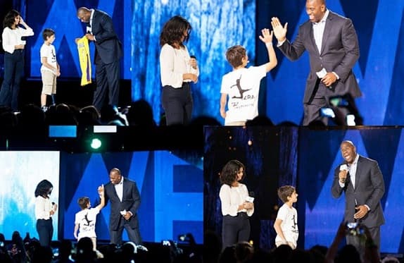 Para sorpresa del pequeño, al escenario subió el jugador de baloncesto 'Magic' Johnsson, quien lo alentó a seguir adelante sus sueños y le regaló una camiseta.