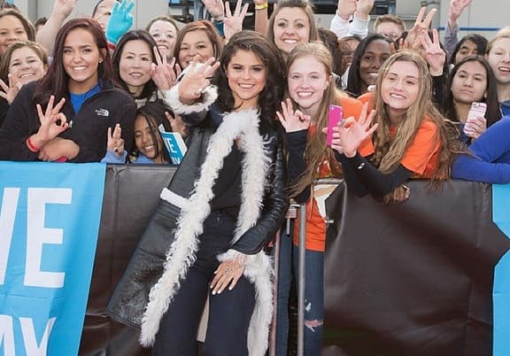 Selena se portó de lo más agradable con sus fans. ¡No les negó ninguna foto!