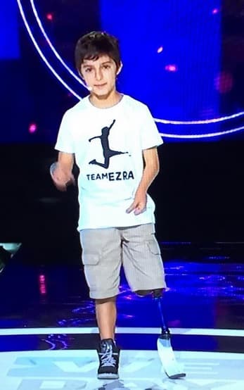 En 'We Day' hubo historias de superación, como la de este pequeño que a pesar de que perdió una de sus extremidades, nunca ha dejado que esto lo venza.