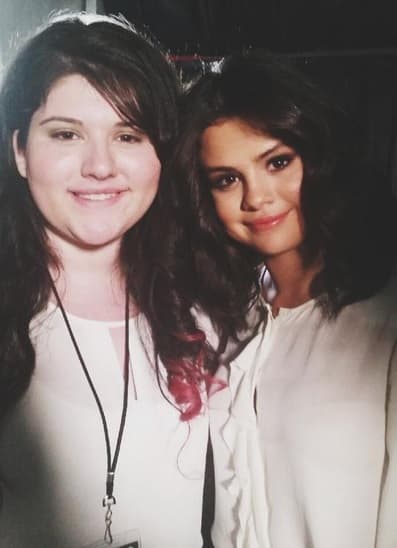 También compartió una foto con la bloguera conocida como 'Loser Gurl'. Esta valiente chica aprendió a lidiar contra el bullying que todos le hacían por su pedo, ahora es una reconocida activista.