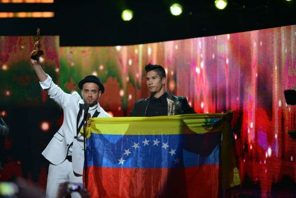 Chino y Nacho alzaron la bandera de Venezuela mientras recibían su premio.