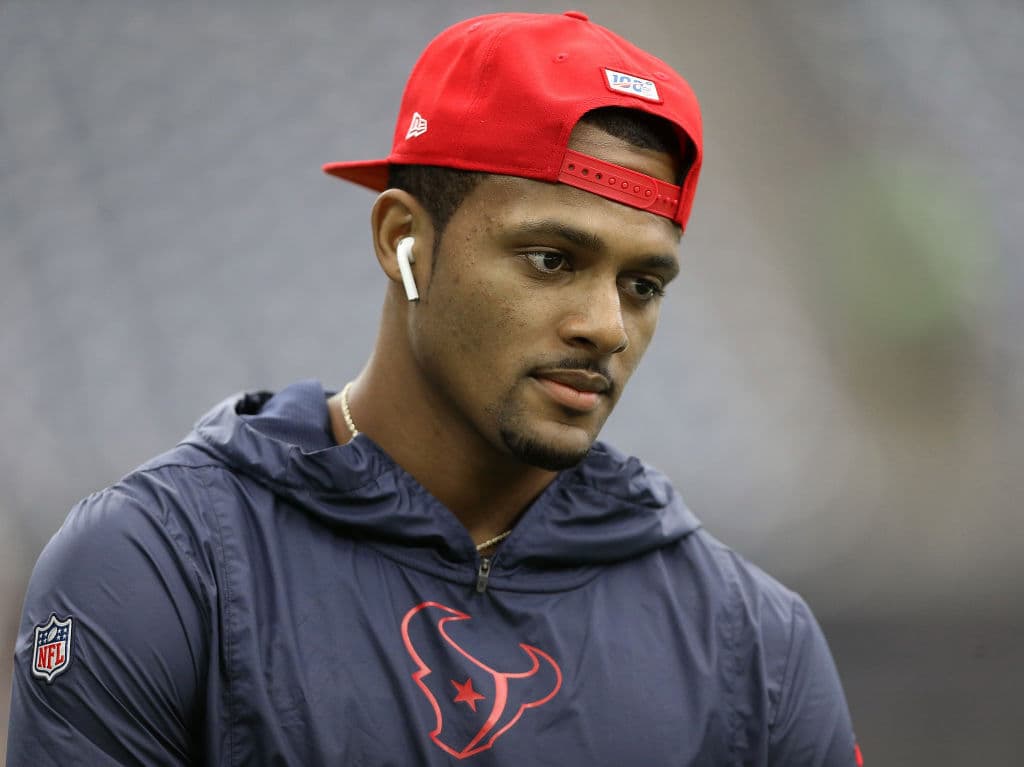 La semana pasada Lisa M. Friel, Consejera Especial de Investigaciones de la Liga Nacional de Fútbol Americano le envió una carta a Buzbee indicándole que la
<b><a href="https://www.univision.com/local/houston-kxln/tres-mujeres-demandan-al-jugador-de-los-houston-texans-deshaun-watson" target="_blank">NFL está investigando estas acusaciones y que solicita</a> </b> la
<b> </b>cooperación de sus clientes esa investigación.
<br>