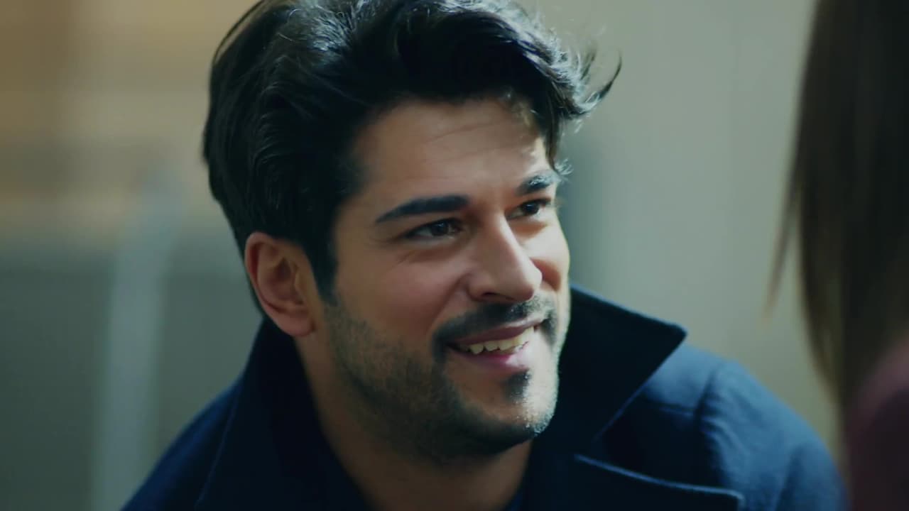 Burak Özcivit interpreta al enamorado de Nihan Sezin (Neslihan Atagül) y hace frente a todas las adversidades para conseguir su amor.