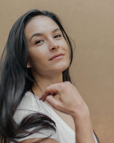 En 2008 concursó en el certamen 'Nuestra Belleza Chihuahua', proyecto que le abrió las puertas para entrar a la televisión.