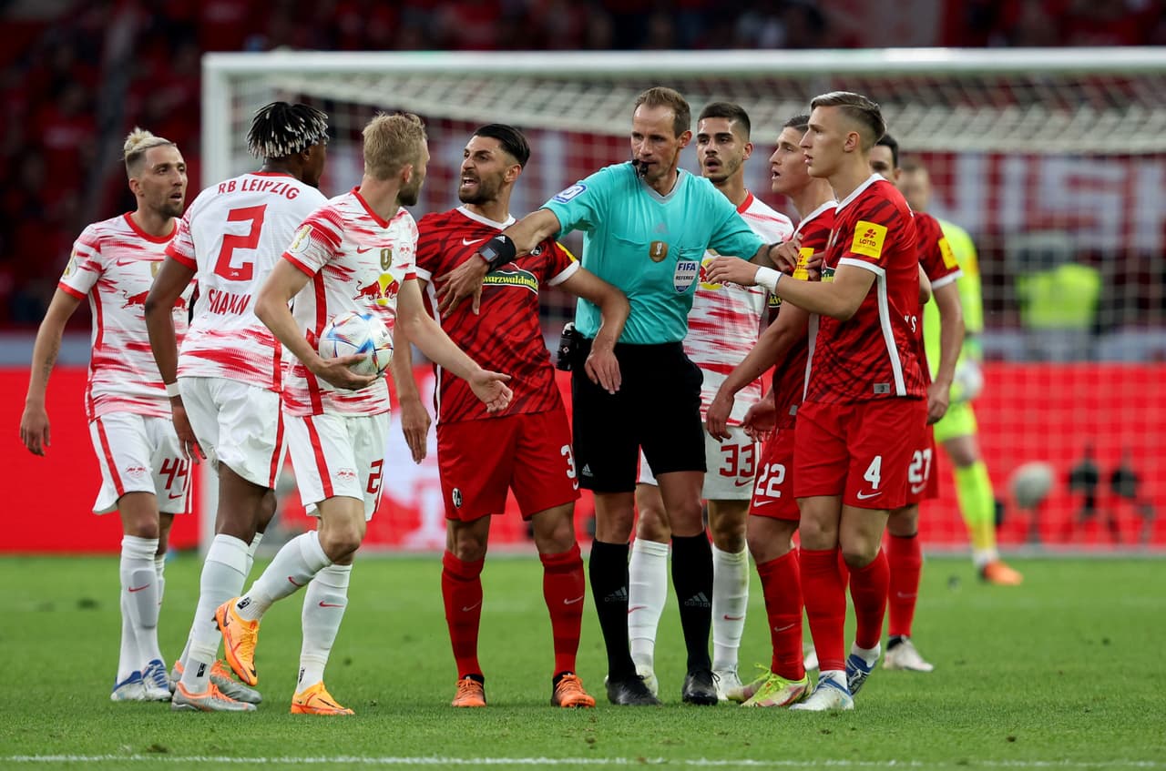 En la cancha el juego no era nada amistoso e incluso hubo dimes y diretes.