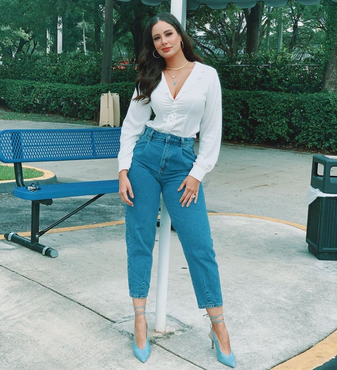 Los 'cropped' tops marcan la diferencia esta temporada y llavarlos en color blanco es el combo seguro para estar en tendencia. Aleyda lució esta blusa corta con unos jeans de mezclilla de tiro alto y hasta el tobillo. Sin duda, una combinación ganadora.