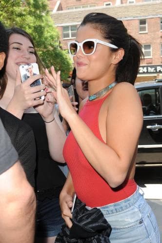 La cantante se portó súper linda con sus fans... y también mostró sus encantos con un body rojo.