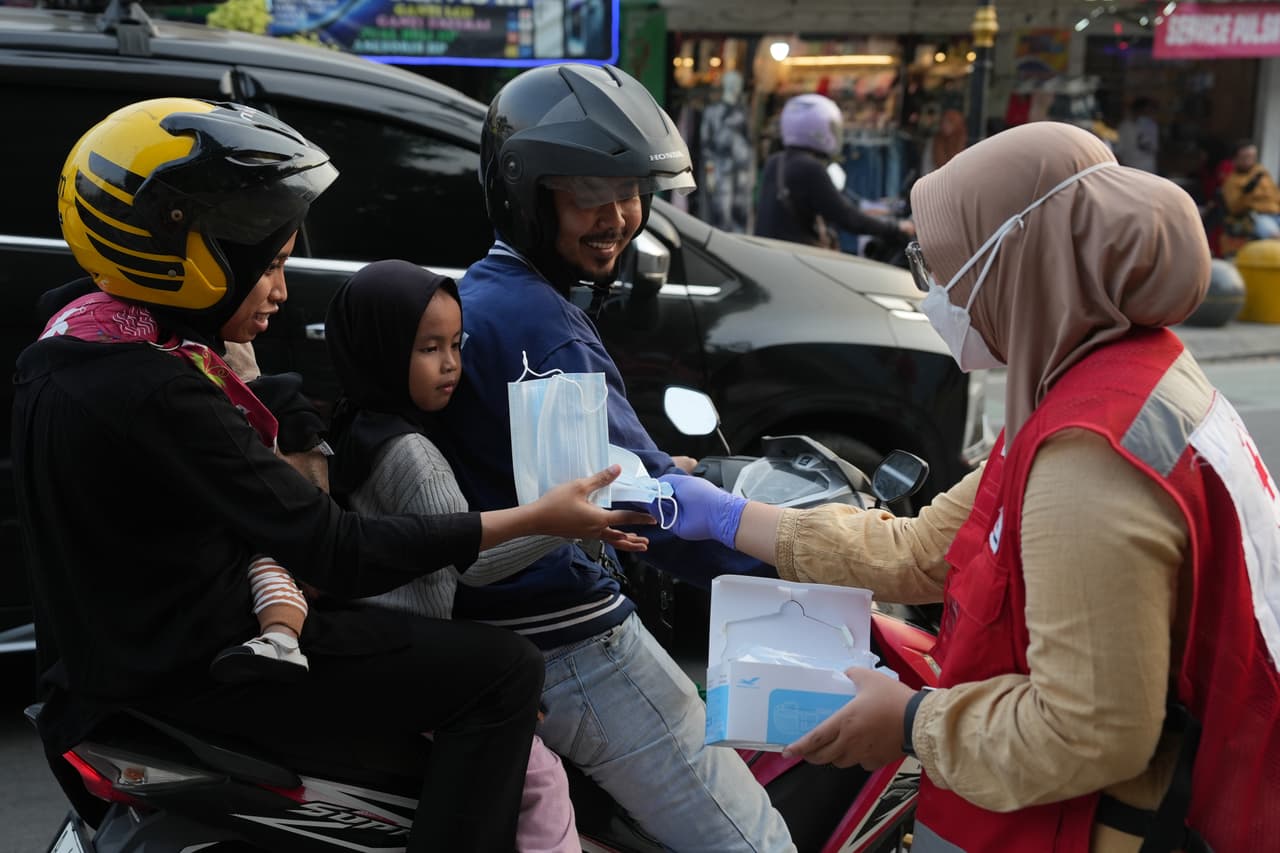 Un miembro de la Cruz Roja Indonesia reparte mascarillas a los automovilistas tras la caída de ceniza provocada por la erupción del monte Anak Krakatau, en Serang, Indonesia, el domingo 6 de septiembre de 2026.