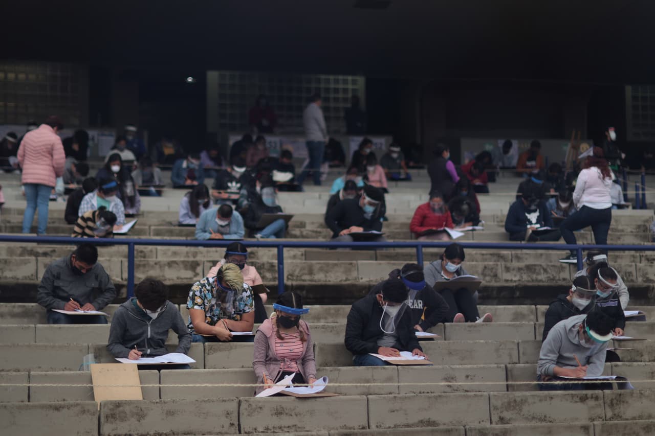 Estudiantes toman su examen de admisión a la UNAM en las gradas mientras siguen las medidas preventivas para evitar el covid-19. La escena surrealista —un enorme estadio con miles de personas sentadas a 2 metros (6 pies) de distancia en completo silencio— 
<b>es un reflejo del enorme tamaño del campus principal de la universidad en el sur de la Ciudad de <a href="https://www.univision.com/temas/mexico-city">México</a>, el cual mide 176 hectáreas (435 acres) y alberga a un cuarto de millón de estudiantes de licenciatura y posgrado.</b>
<br>