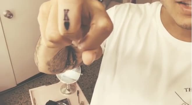 "Les voy a mostrar un poquito de los tatuajes que me hice hoy. Este de aquí es la 'K' de la carta de 'King' y Lu se hizo de 'Queen'. Yo sé que en la foto Salió como 'QK', pero ese no era el punto, el punto era 'King' y 'Queen', rey y reina".
<br>