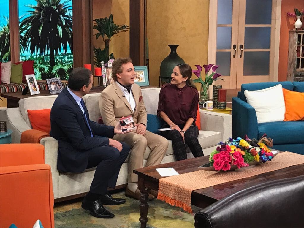 Al cantante mexicano le divierte mucho todo lo que hablan los medios de su vida y sus amores.