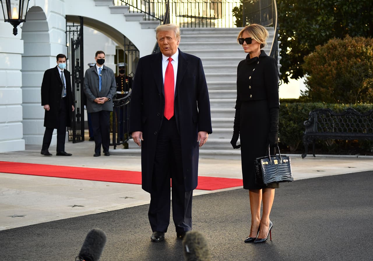 La primera dama de Estados Unidos acompañó su atuendo con unos tacones Louboutin con textura de cocodrilo, un bolso Hermès Birkin y unos guantes negros.