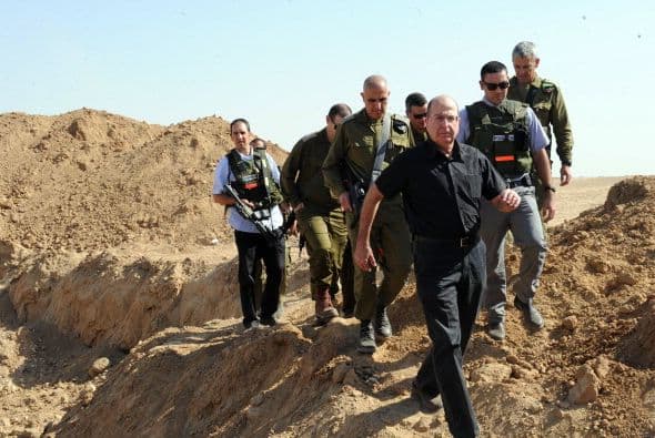 Los próximos pasos del movimiento islamista Hamás y de Israel son claves para detener la espiral de violencia que estalló el miércoles en la zona, en un aparente intento de la Yihad Islámica de arrastrar a ambas partes a un nuevo conflicto armado. "Israel considera a Hamás responsable de todo lo que ocurre (en Gaza): es el que ejerce la soberanía y el que debe responder por todo lo que ocurre", declaró un alto mando militar israelí en la zona, que reconoció que en los últimos meses no ve a milicianos de este grupo "participar en acciones terroristas". Para la Yihad Islámica, lanzar cohetes es "un medio excelente para avergonzar a Hamás, con el fin de demostrar que son ellos los que definen la agenda (política) en Gaza, mientras Hamás ha abandonado la yihad y la resistencia (armada) en busca del poder", escribe hoy el experto israelí en asuntos árabes y de Oriente Medio, Avi Isajarov. Organización mucho más pequeña, versátil e ideológica que Hamás, y sobre todo sin responsabilidades de gobierno, la Yihad trata de reavivar la lucha armada y "hace grandes esfuerzos para arrastrar (a ambas partes) a un nuevo conflicto", apelando en esta ocasión a la muerte de tres de sus hombres. Netanyahu debe decidir ahora "si quiere más violencia o seguir el toma y daca habitual con las milicias", subraya el académico.