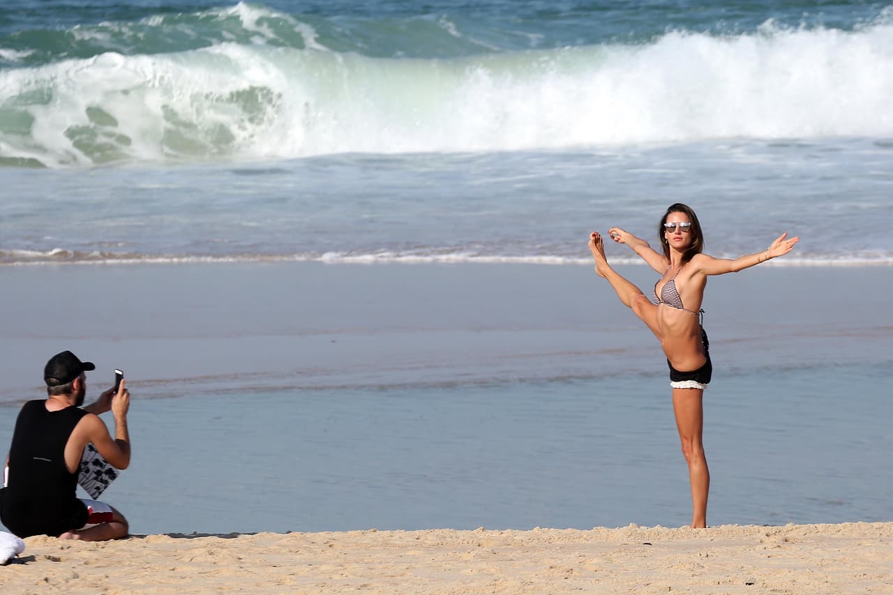 No importa cómo sea, Alessandra Ambrosio tiene la pose que le corre como sangre por las venas.