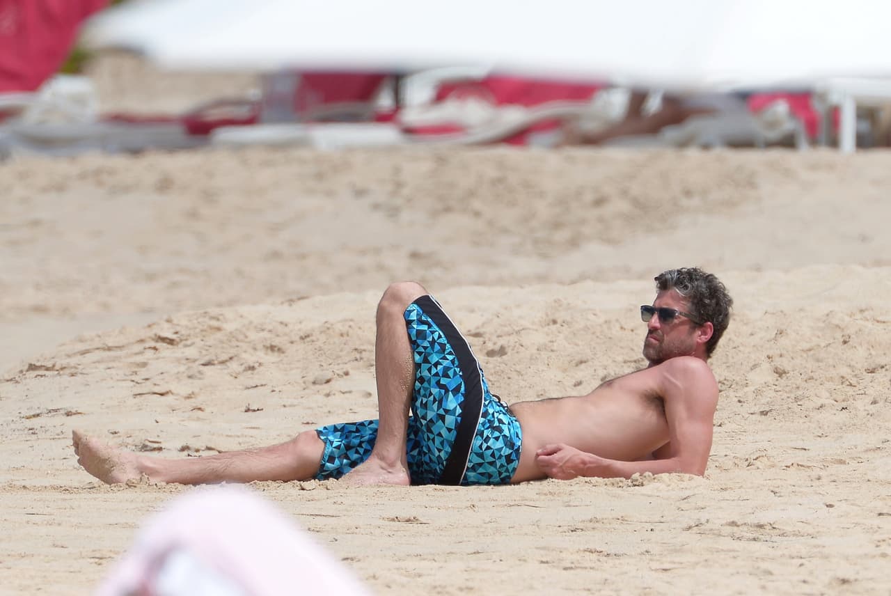 Patrick reposó sobre la arena.