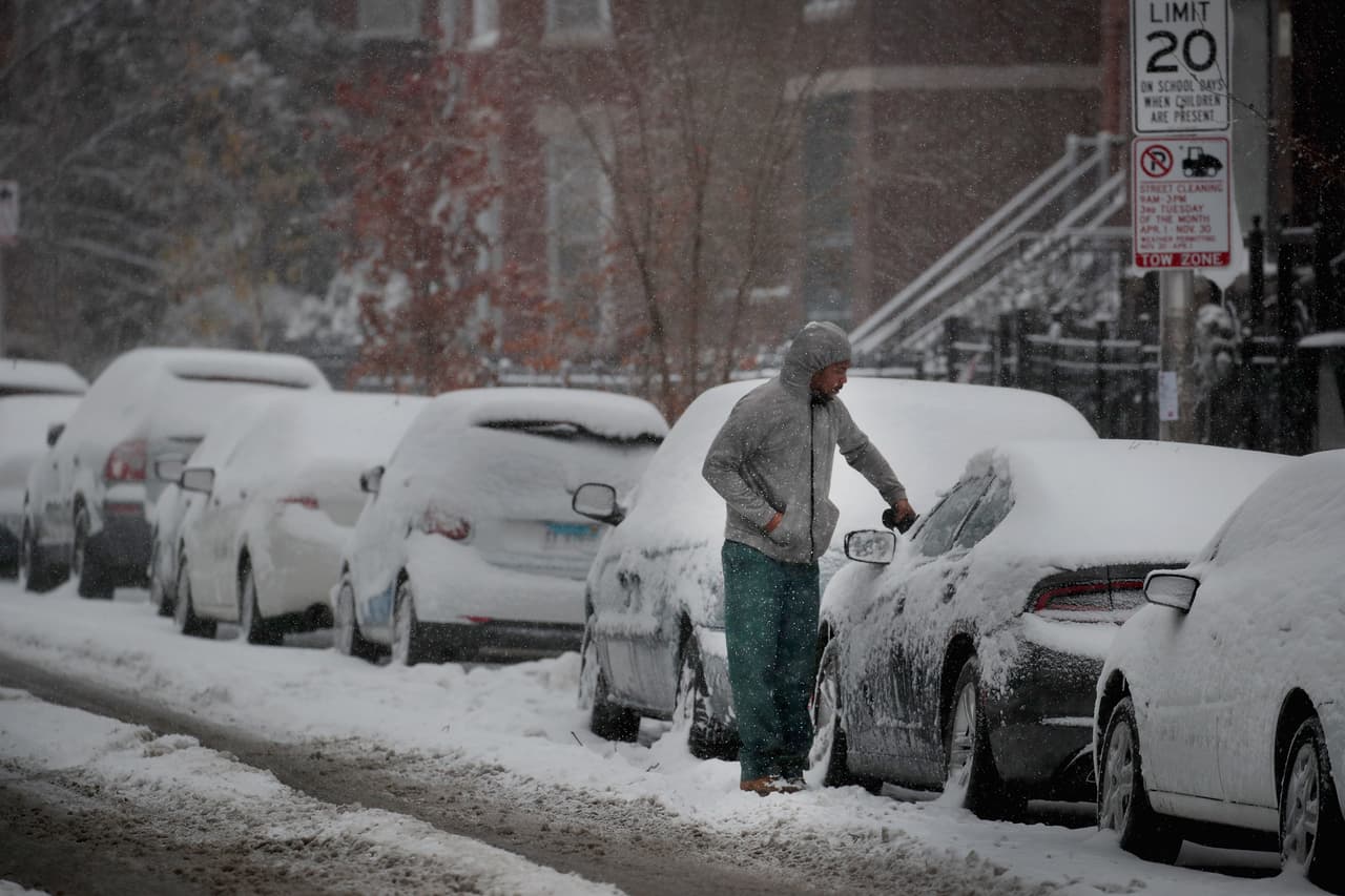 La advertencia de tormenta invernal se canceló en Chicago este lunes por la mañana después de que se registrarán hasta 13 pulgadas de nieve.