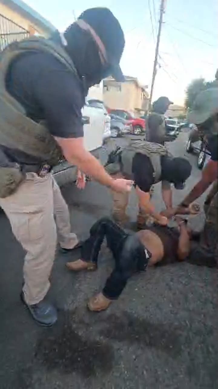 “Le estaban pegando en la cara bien feo”: Operativo de ICE en California termina con denuncias de agresión