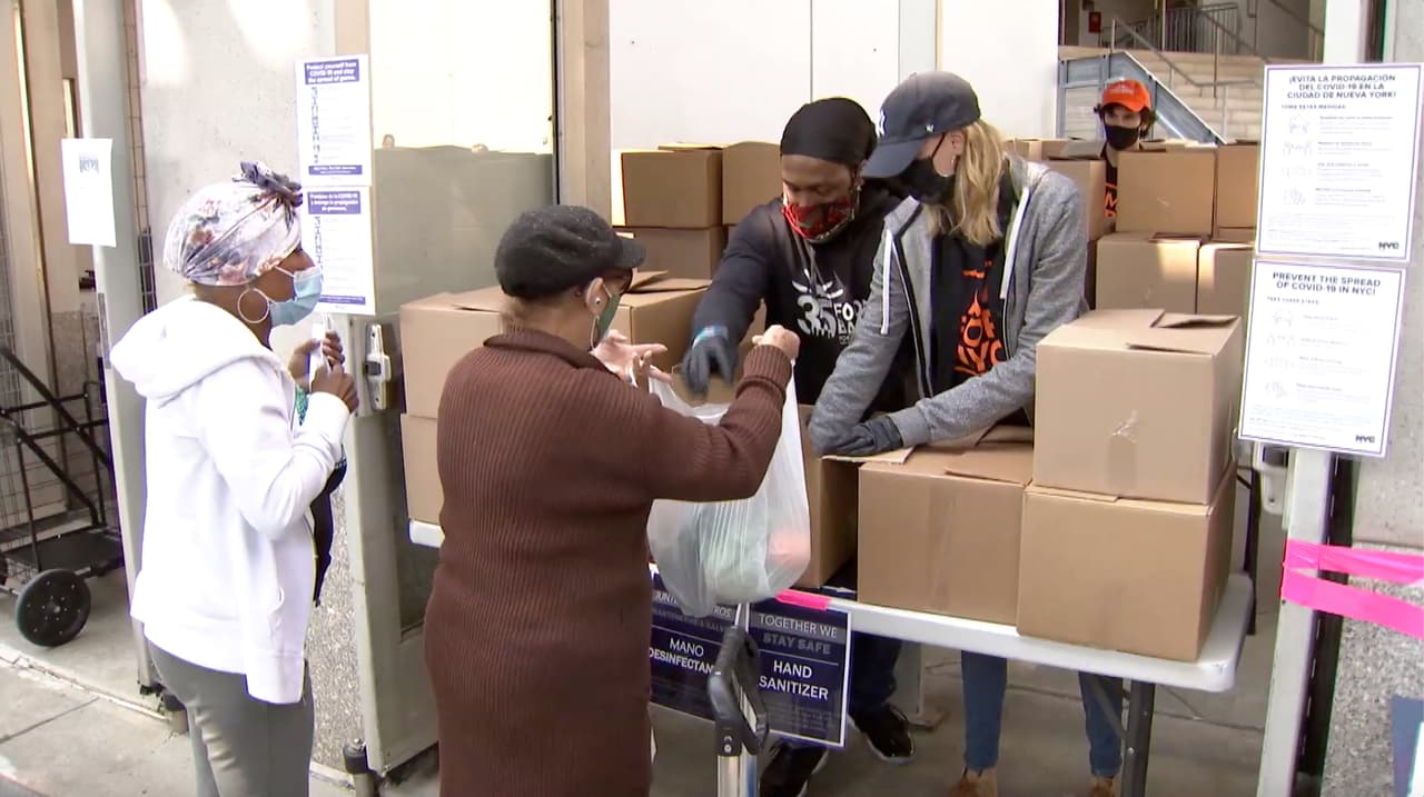 Los Yankees ofrecen alivio de alimentos a cientos de familias necesitadas en El Bronx